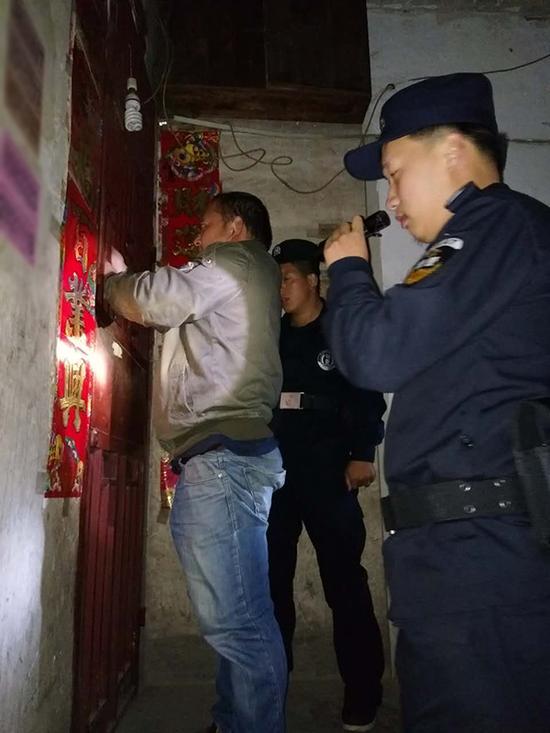 辽源粗心妈妈误将幼女锁家中 民警全城寻开锁师傅开门